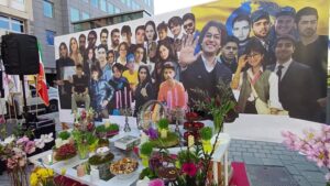 Nowruz Haft-Seen Tisch mit traditionellen Symbolen