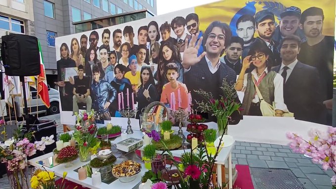 Nowruz Haft-Seen Tisch mit traditionellen Symbolen